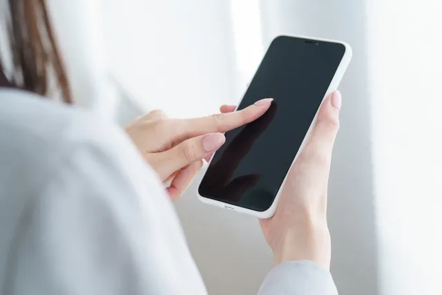 スマートフォンを操作する手